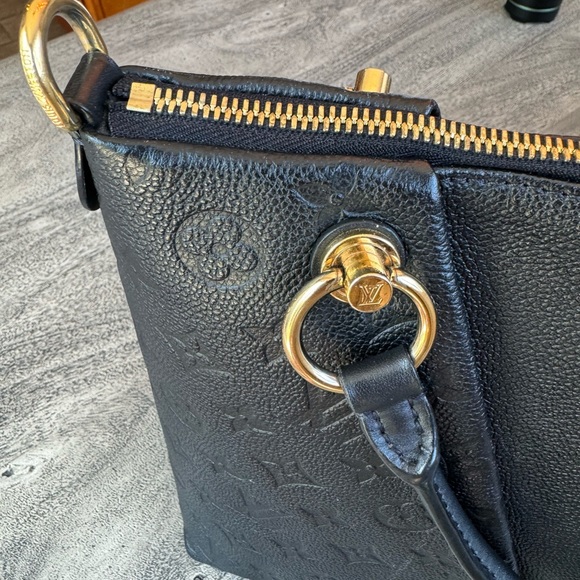 Louis Vuitton V tote MM - Picture 5 of 14